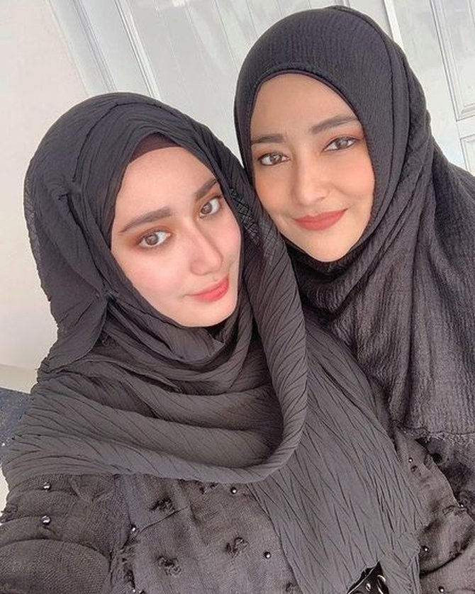 Potret 9 seleb cantik dan putrinya, parasnya plek ketiplek meski usia beda puluhan tahun