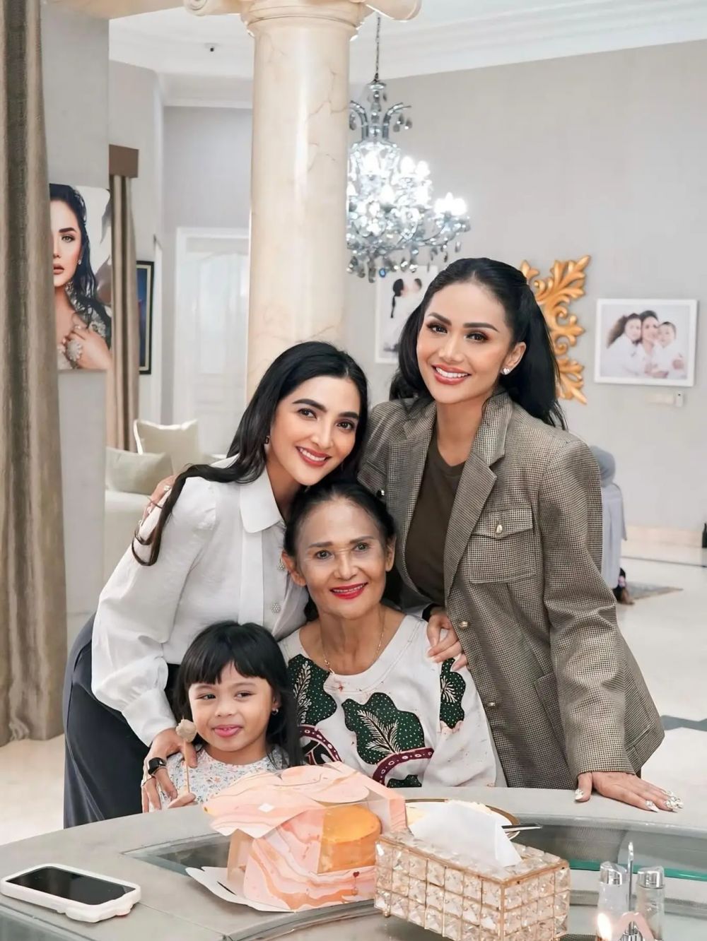 Potret 9 seleb cantik dan putrinya, parasnya plek ketiplek meski usia beda puluhan tahun