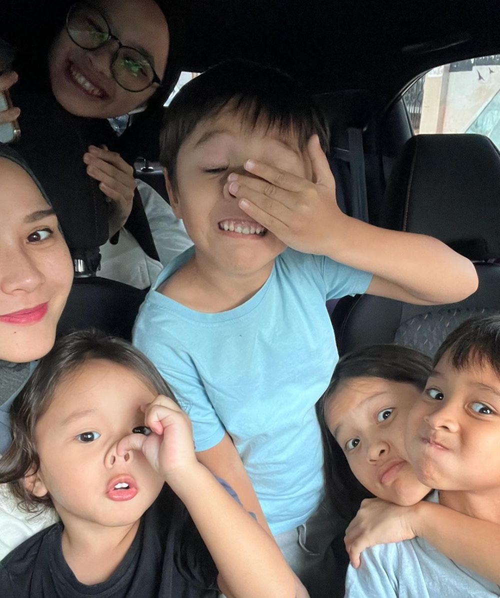 Tokoh Sabrina di Lorong Waktu kini jadi ibu 6 anak, ini 11 potretnya saat momong, dekat dan kompak