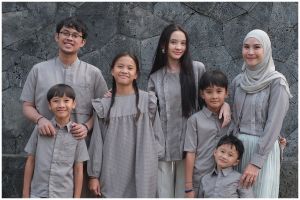 Tokoh Sabrina di Lorong Waktu kini jadi ibu 6 anak, ini 11 potretnya saat momong, dekat dan kompak