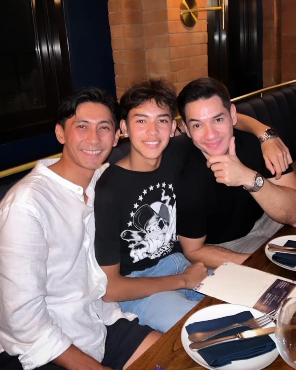 Jadi dua sosok tampan di keluarga Mirdad, 10 potret kompak Andrew White & Kenang Mirdad ini ipar goals