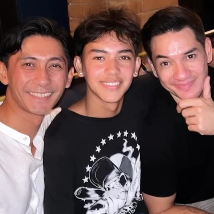 Jadi dua sosok tampan di keluarga Mirdad, 10 potret kompak Andrew White & Kenang Mirdad ini ipar goals