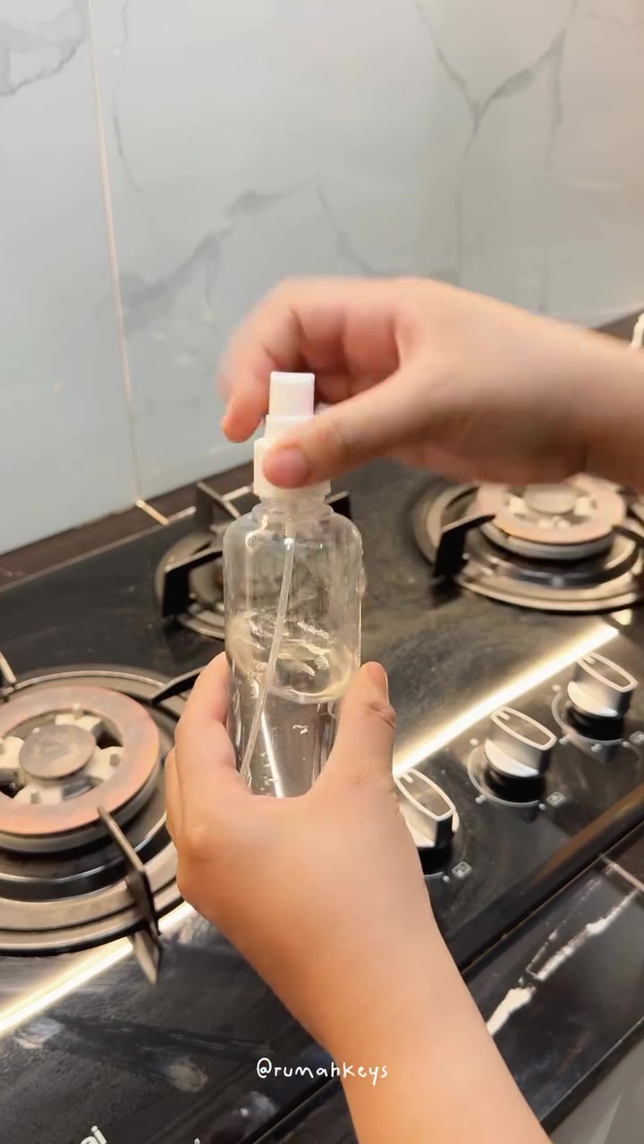 Kompor sudah dibersihkan tapi masih dekil karena bekas sabun? Gunakan 2 bahan ini agar lebih kinclong