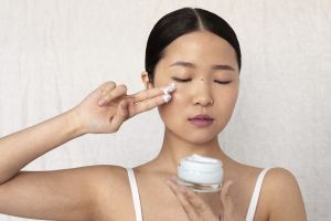 10 Krim untuk wajah berminyak harga di bawah Rp 120 ribu, kulit terhidrasi dan sehat