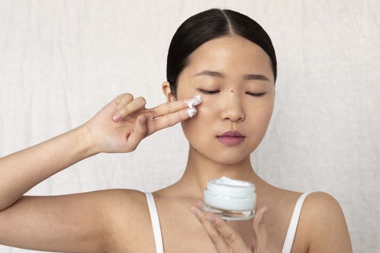 10 Krim untuk wajah berminyak harga di bawah Rp 120 ribu, kulit terhidrasi dan sehat