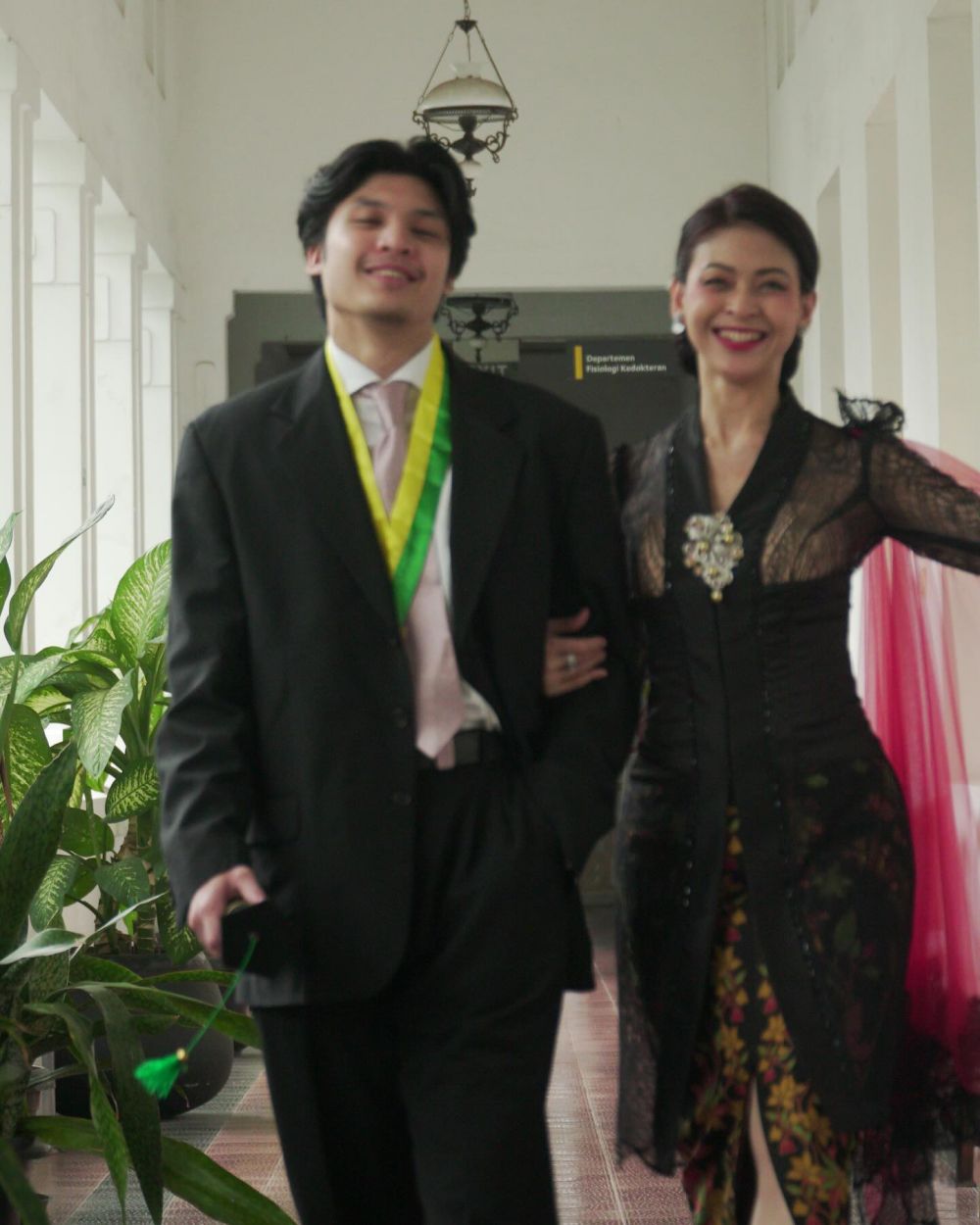 Dikira pacar padahal anak, ini 9 pesona Pasha Mahindra usianya terpaut 27 tahun dengan Indira Soediro