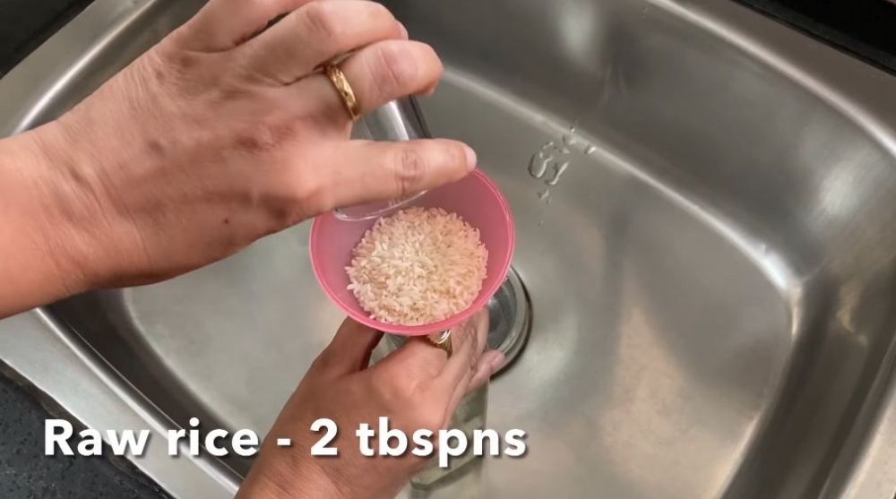 Trik jitu bersihkan botol kaca bekas minyak tanpa sikat, cuma pakai bahan dapur