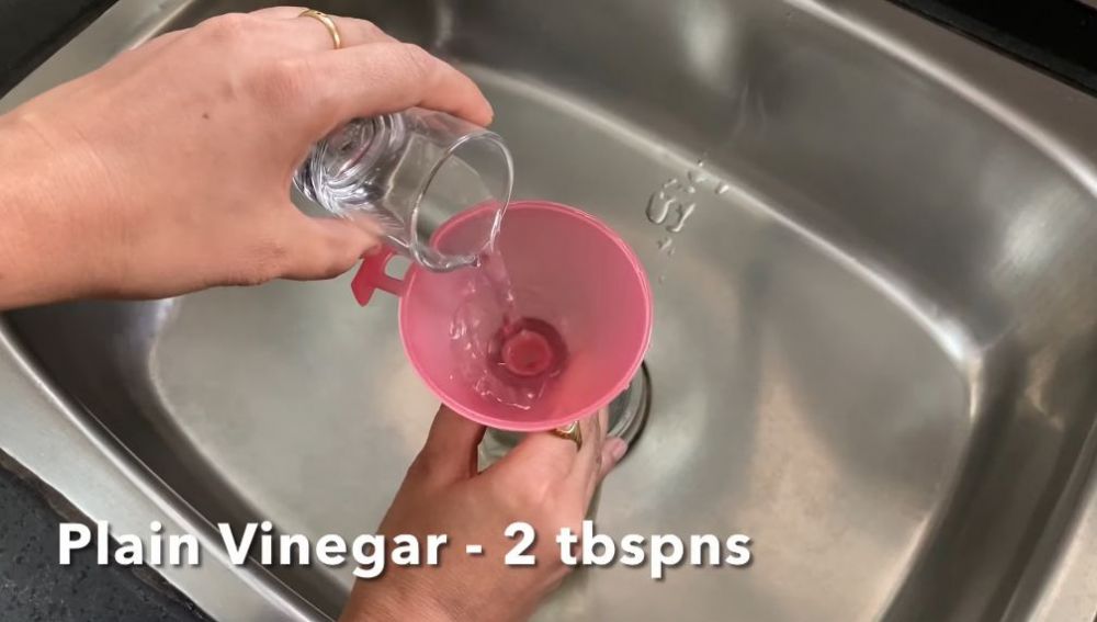 Trik jitu bersihkan botol kaca bekas minyak tanpa sikat, cuma pakai bahan dapur