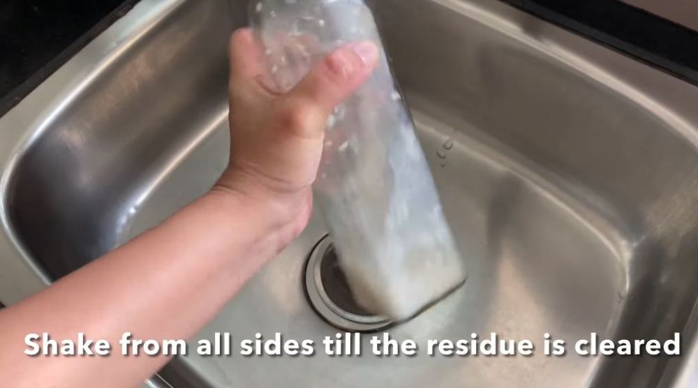 Trik jitu bersihkan botol kaca bekas minyak tanpa sikat, cuma pakai bahan dapur