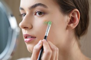 10 Color corrector terbaik efektif tutupi tahi lalat dan noda hitam, hasil natural di bawah Rp100 ribu