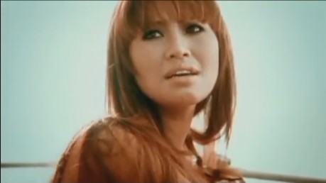 Gayanya saat muda disebut mirip idol K-pop, 9 potret lawas Pinkan Mambo di awal karier ini manglingi