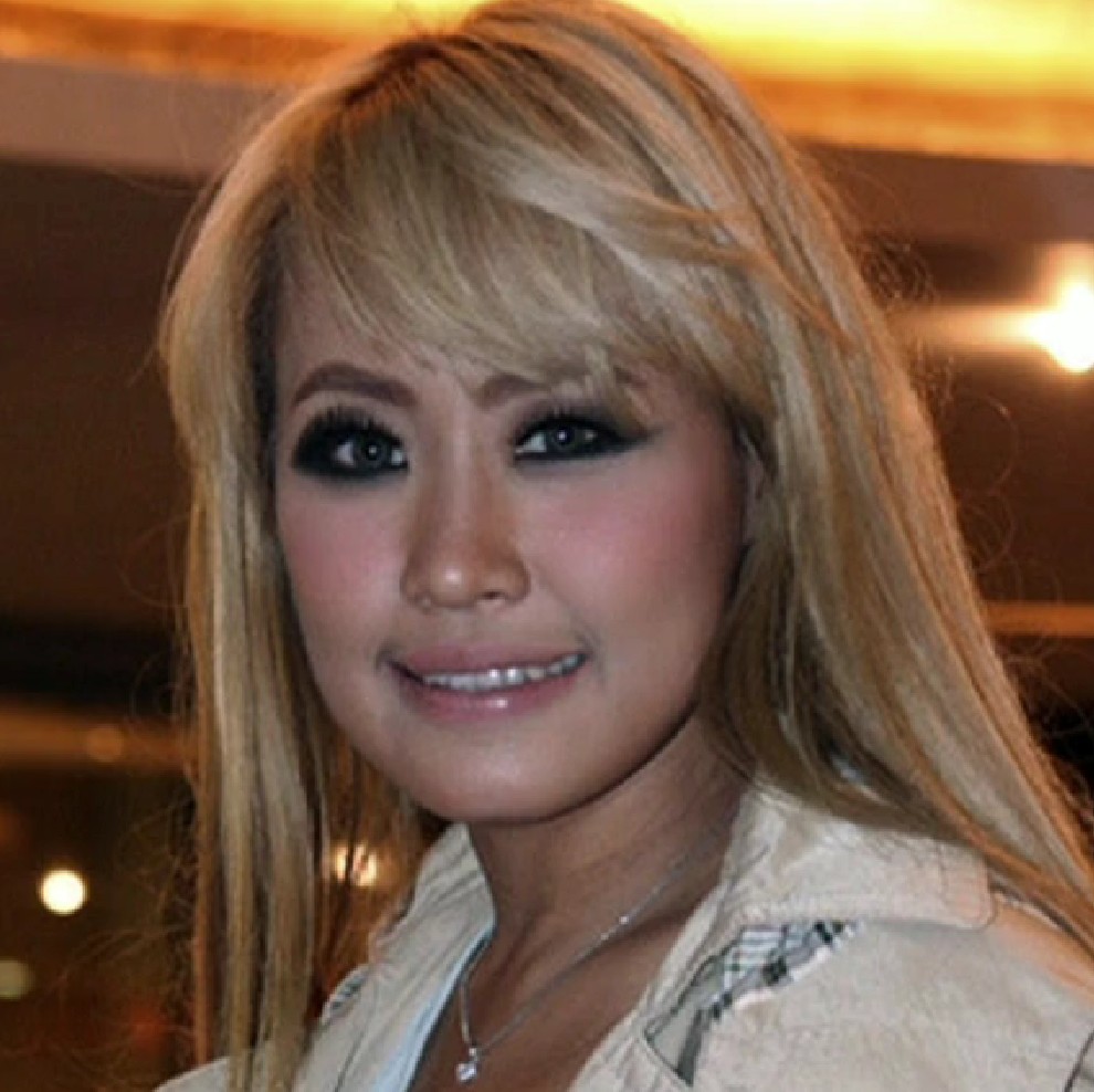 Gayanya saat muda disebut mirip idol K-pop, 9 potret lawas Pinkan Mambo di awal karier ini manglingi