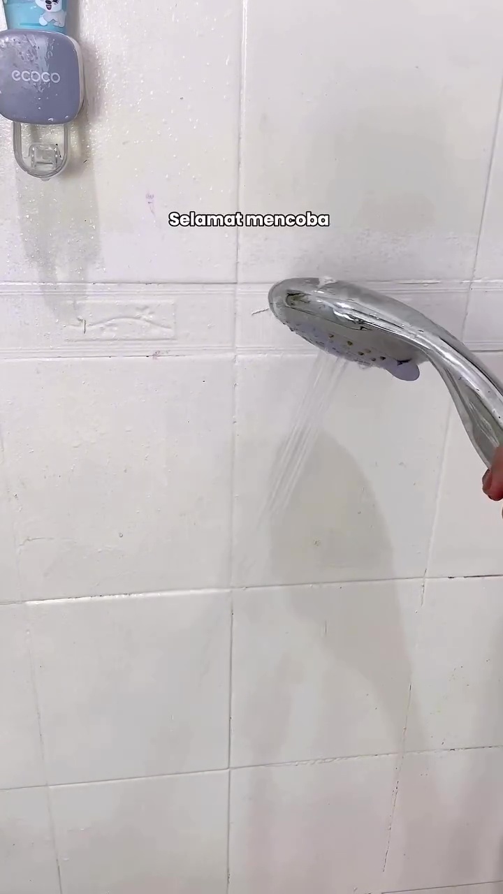 Jangan dibiarkan, shower kamar mandi kotor bisa bikin kulit gatal! Bersihkan dengan 2 bahan dapur ini