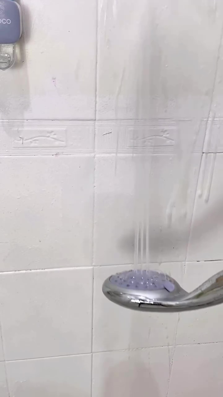 Jangan dibiarkan, shower kamar mandi kotor bisa bikin kulit gatal! Bersihkan dengan 2 bahan dapur ini