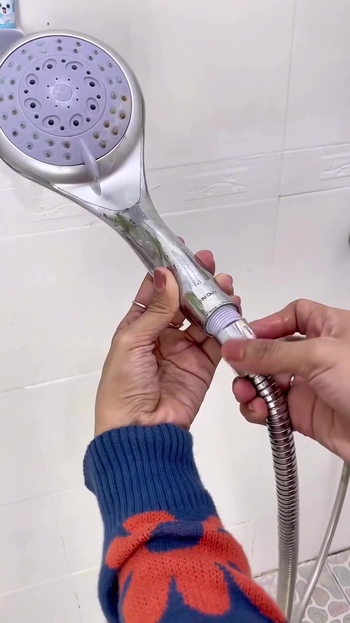 Jangan dibiarkan, shower kamar mandi kotor bisa bikin kulit gatal! Bersihkan dengan 2 bahan dapur ini