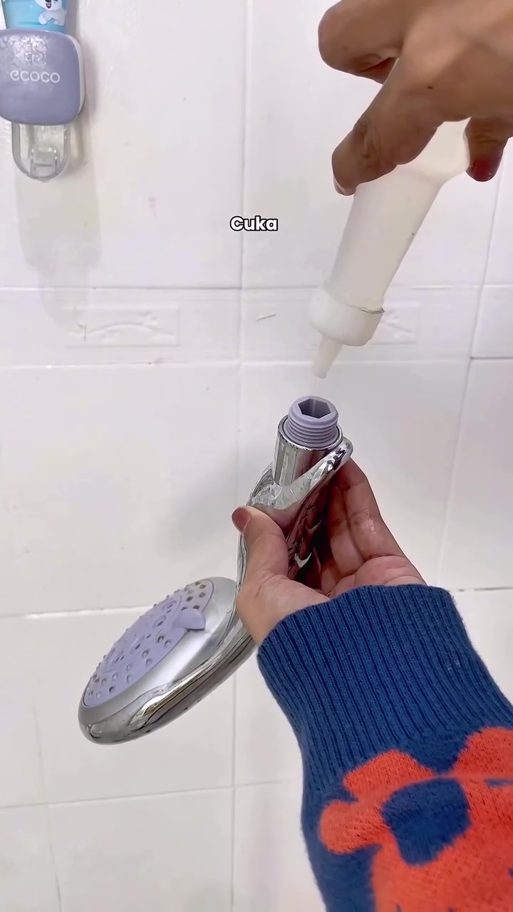 Jangan dibiarkan, shower kamar mandi kotor bisa bikin kulit gatal! Bersihkan dengan 2 bahan dapur ini