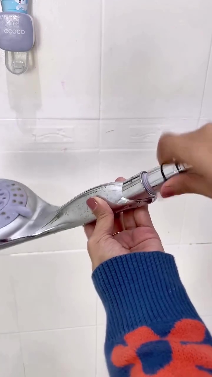 Jangan dibiarkan, shower kamar mandi kotor bisa bikin kulit gatal! Bersihkan dengan 2 bahan dapur ini