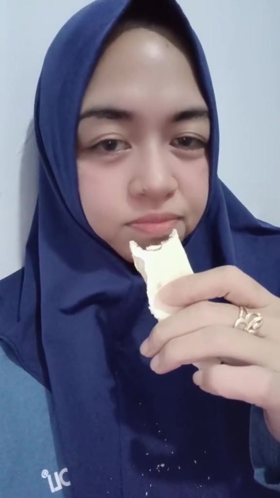 Momen emak-emak bikin pisang goreng tepung pakai airfryer ini bikin melongo, warganet auto share tips