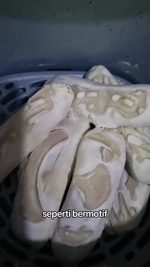 Momen emak-emak bikin pisang goreng tepung pakai airfryer ini bikin melongo, warganet auto share tips