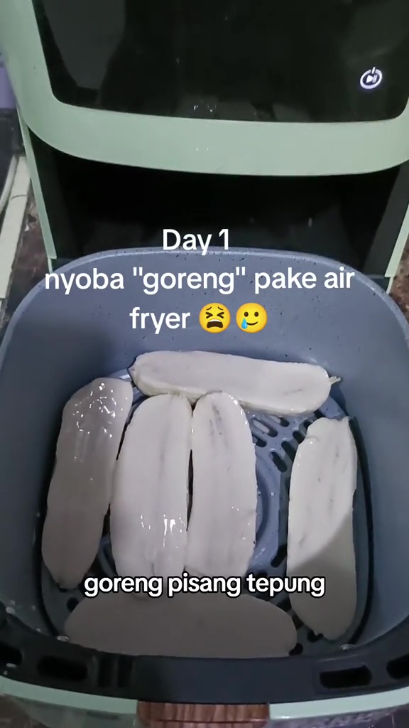 Momen emak-emak bikin pisang goreng tepung pakai airfryer ini bikin melongo, warganet auto share tips