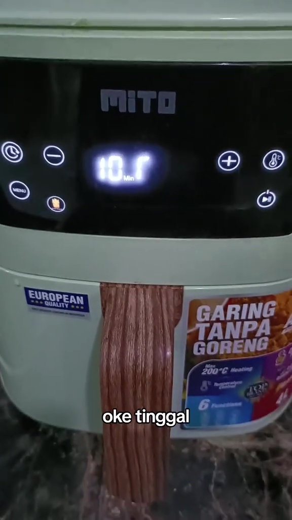 Momen emak-emak bikin pisang goreng tepung pakai airfryer ini bikin melongo, warganet auto share tips