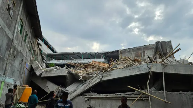 Detik-detik musala Ponpes Al-Khoziny Sidoarjo ambruk saat santri salat, 1 orang meninggal