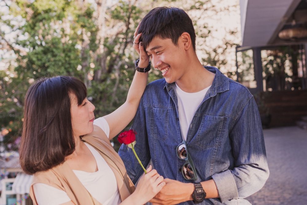 100 Kata-kata gombalan maut kenalan, bikin senyum seharian