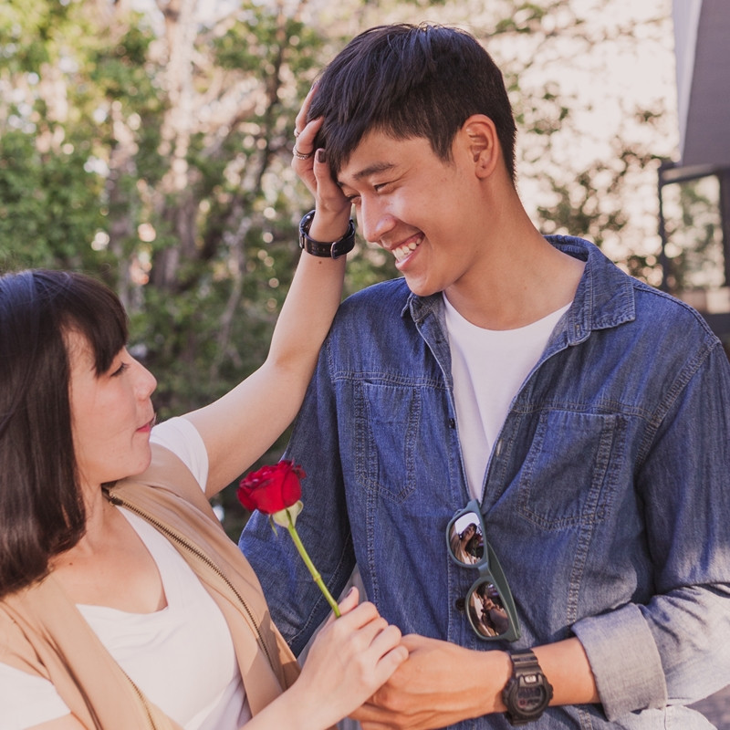 100 Kata-kata gombalan maut kenalan, bikin senyum seharian