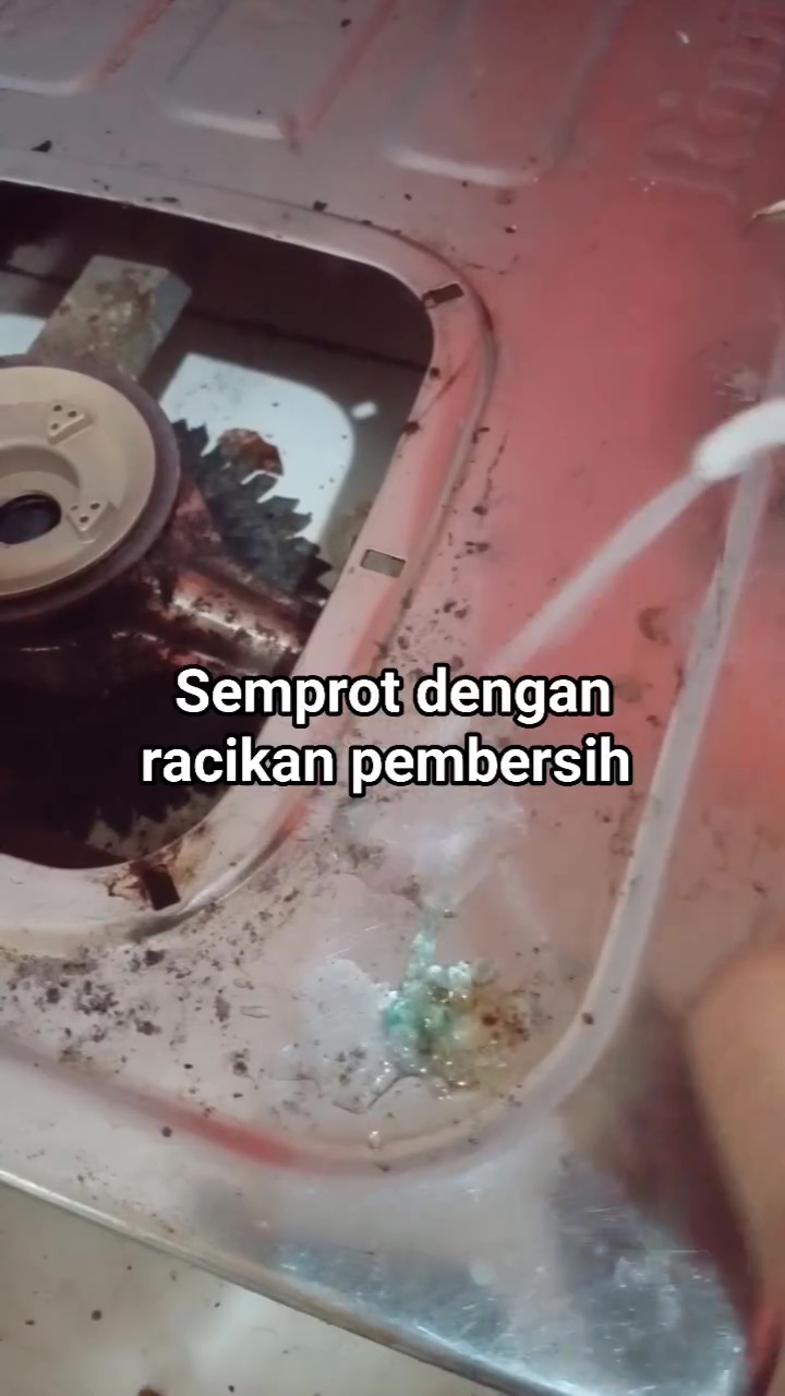 Tak perlu beli cairan pembersih mahal, gunakan 2 bahan dapur ini untuk basmi kerak di bodi kompor