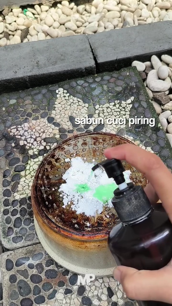 Jangan langsung digosok, coba hacks baru bersihkan pantat wajan gosong cuma direndam pakai cairan ini