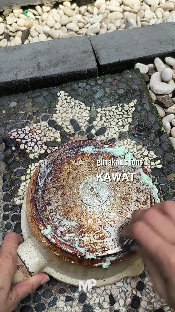 Jangan langsung digosok, coba hacks baru bersihkan pantat wajan gosong cuma direndam pakai cairan ini