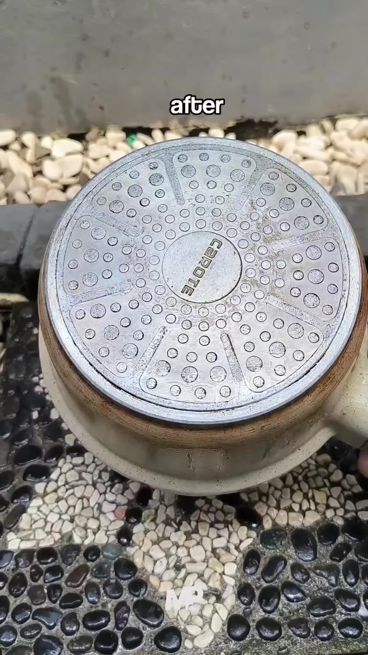 Jangan langsung digosok, coba hacks baru bersihkan pantat wajan gosong cuma direndam pakai cairan ini