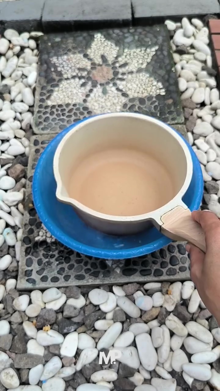 Jangan langsung digosok, coba hacks baru bersihkan pantat wajan gosong cuma direndam pakai cairan ini