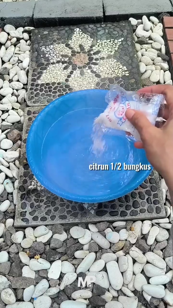 Jangan langsung digosok, coba hacks baru bersihkan pantat wajan gosong cuma direndam pakai cairan ini