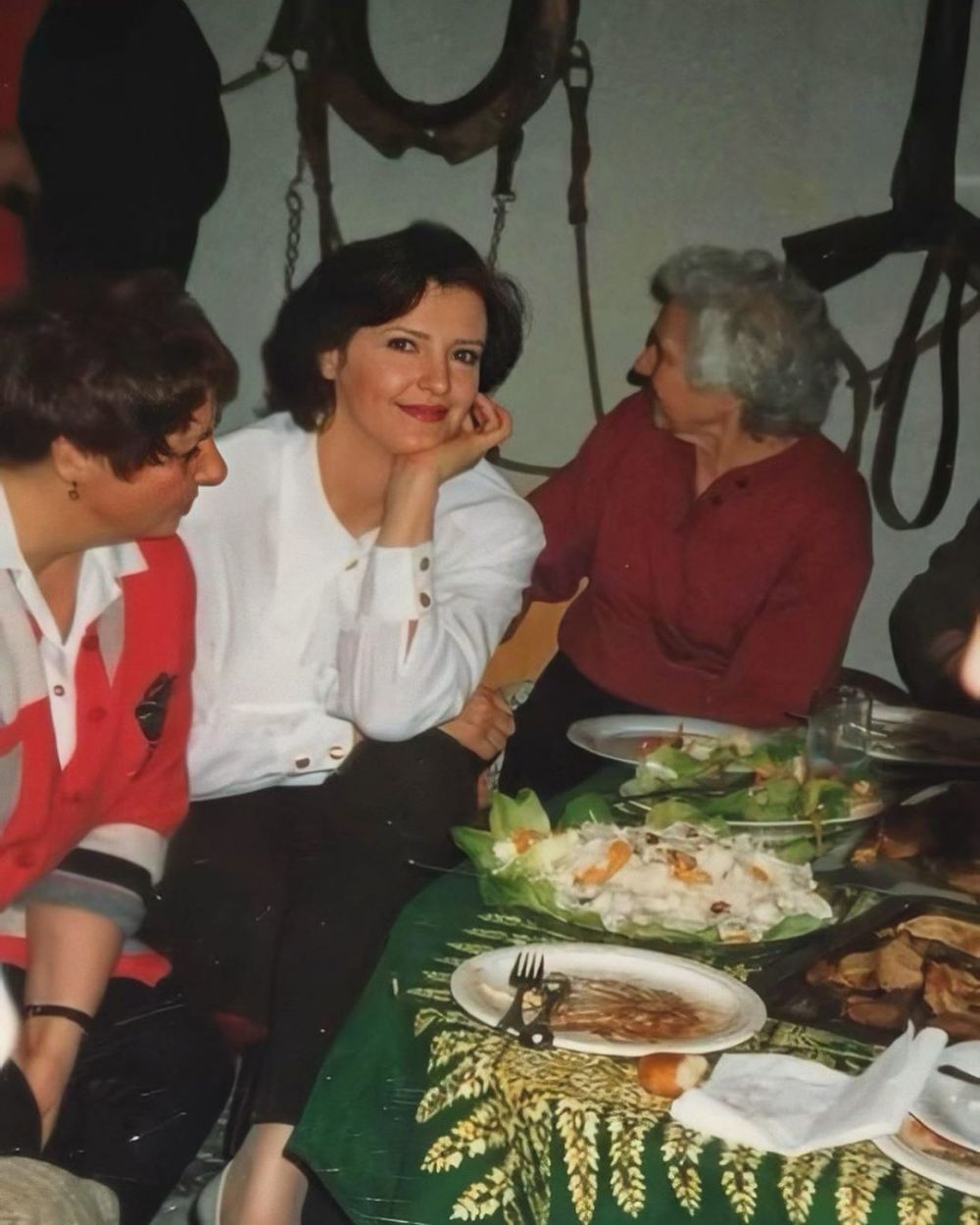 Cantiknya memesona natural banget, begini potret masa muda nenek 11 penyanyi