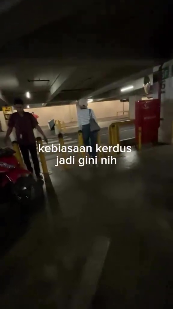 Detik-detik wanita ini bikin ketawa ngik ngik usai lepas helm, malunya sampai ke ubun-ubun