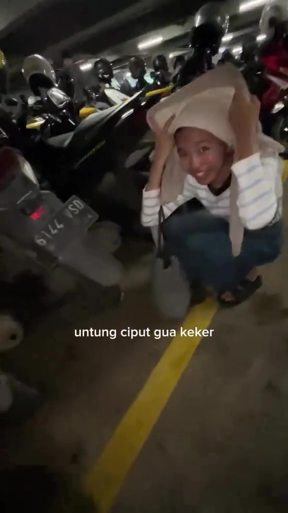 Detik-detik wanita ini bikin ketawa ngik ngik usai lepas helm, malunya sampai ke ubun-ubun