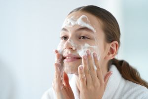 10 Face wash gentle anak 13 tahun, formula lembut dan bikin kulit tetap sehat di bawah Rp100 ribu