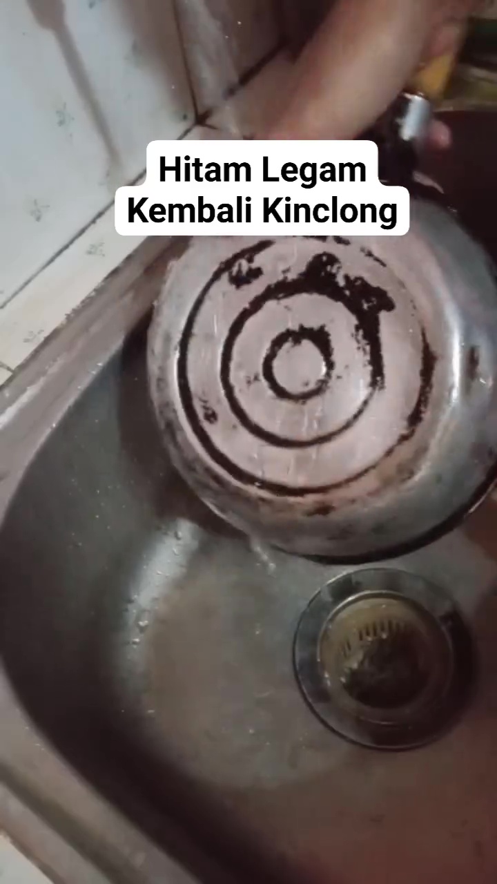 Panci hitam legam auto jadi kinclong seperti baru, ternyata rahasianya cuma di 1 bahan pembersih ini