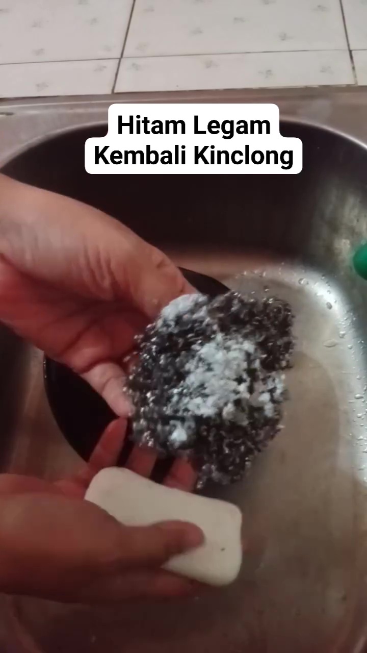 Panci hitam legam auto jadi kinclong seperti baru, ternyata rahasianya cuma di 1 bahan pembersih ini