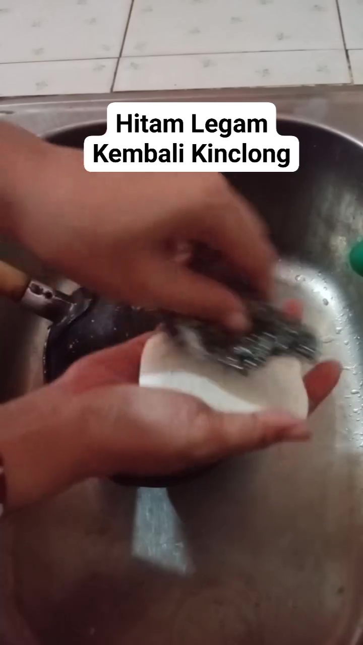 Panci hitam legam auto jadi kinclong seperti baru, ternyata rahasianya cuma di 1 bahan pembersih ini