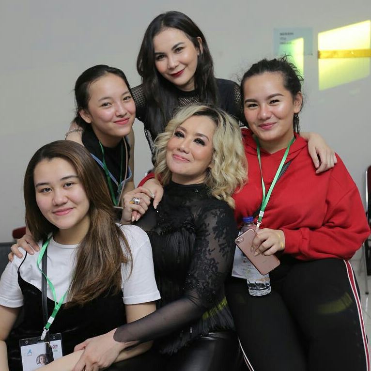 Reza Artamevia punya anak angkat cantik, intip 11 potret kebersamaannya yang belum banyak orang tahu