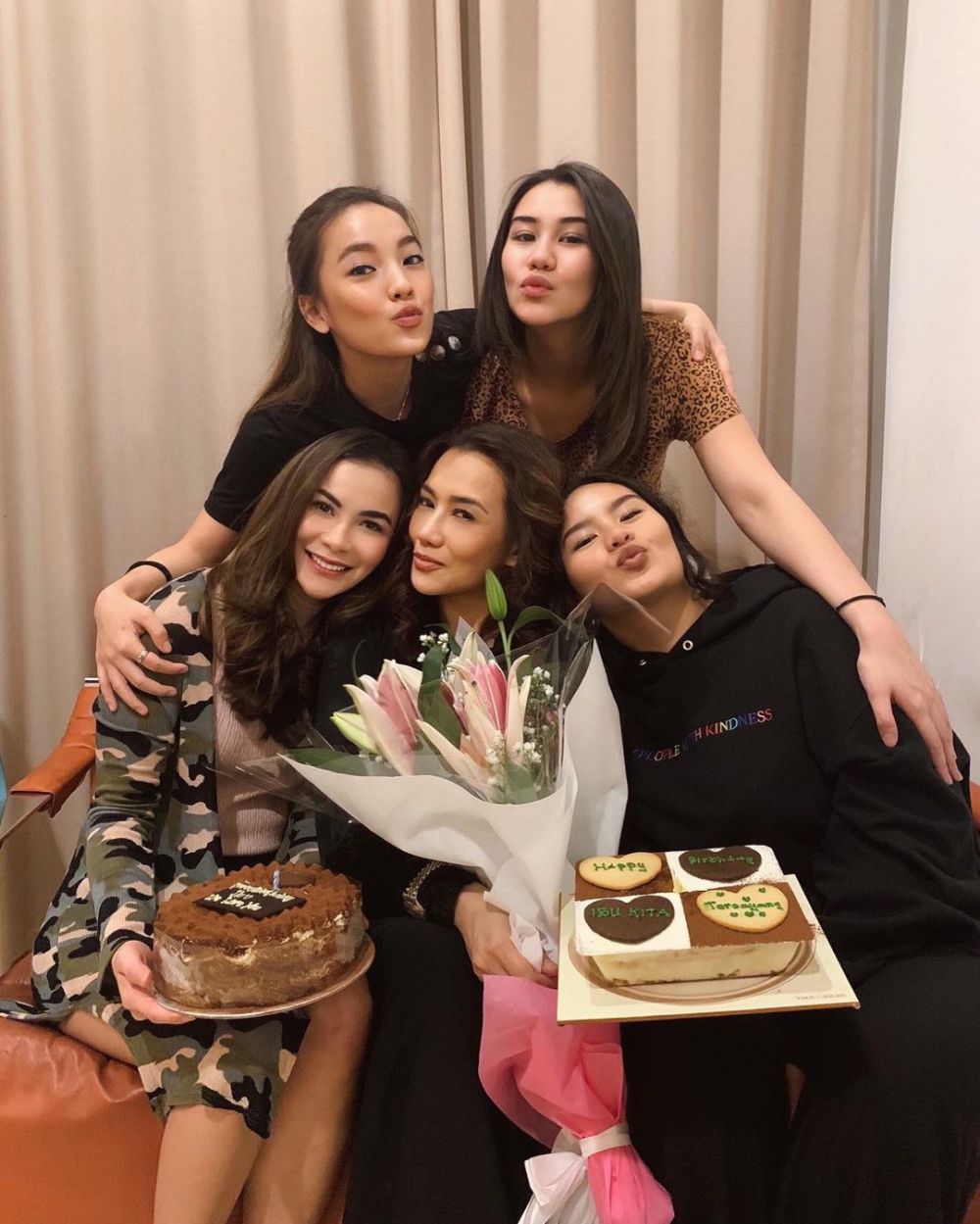 Reza Artamevia punya anak angkat cantik, intip 11 potret kebersamaannya yang belum banyak orang tahu