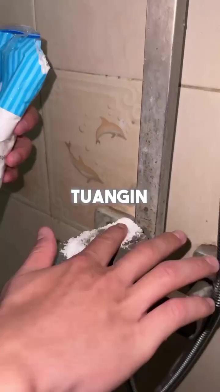 Tanpa bahan kimia keras, pria ini buktikan 1 bahan dapur bisa basmi karat di kran air dalam 2 menit