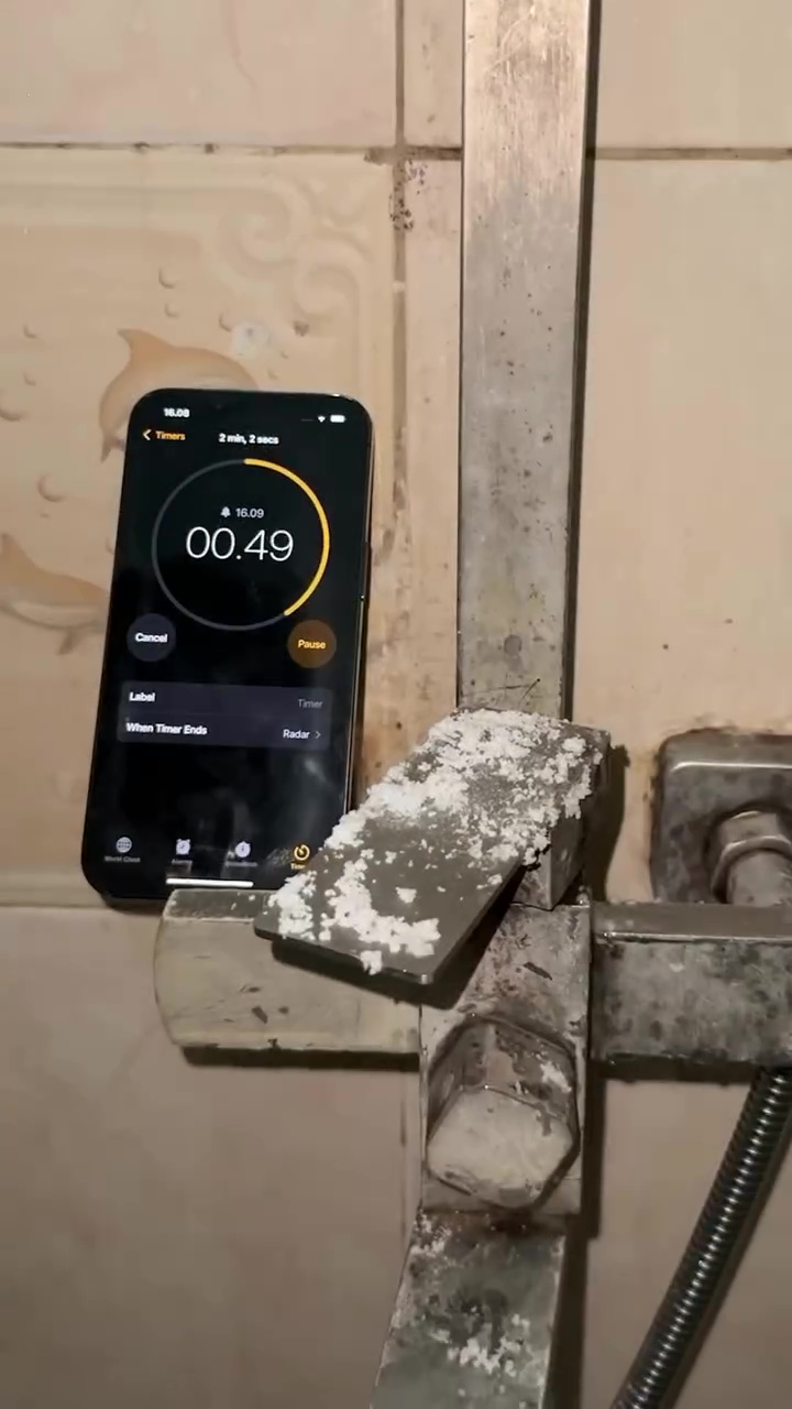 Tanpa bahan kimia keras, pria ini buktikan 1 bahan dapur bisa basmi karat di kran air dalam 2 menit