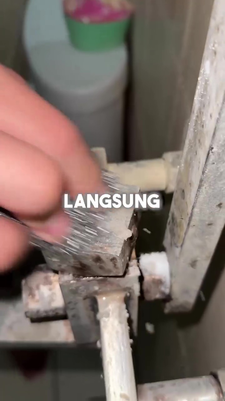 Tanpa bahan kimia keras, pria ini buktikan 1 bahan dapur bisa basmi karat di kran air dalam 2 menit