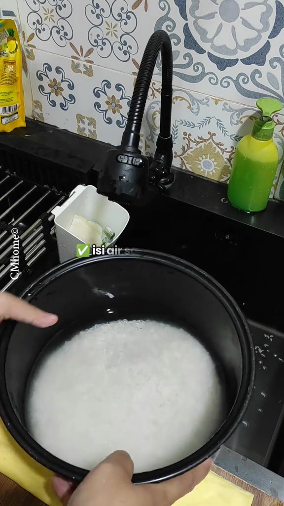 Sering dapat nasi basi meski baru dimasak?  Gunakan trik ini biar awet 3 hari tanpa bau dan menguning