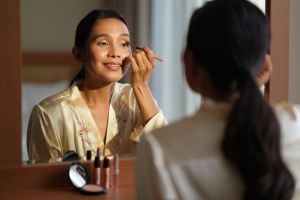 7 Tips makeup 40 tahun ke atas agar wajah fresh, elegan, dan nggak terlihat tua