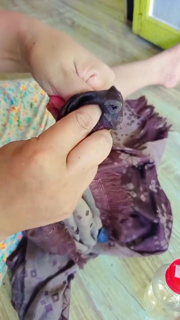 Tangan penuh getah usai mengupas pisang? Jangan cuci pakai sabun, pakai 1 bahan ini biar cepat luntur