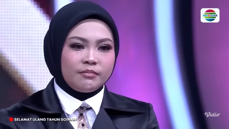 9 Potret kejutan ultah Soimah ke-45 di panggung D'Academy, satu studio banjir air mata gara-gara ini